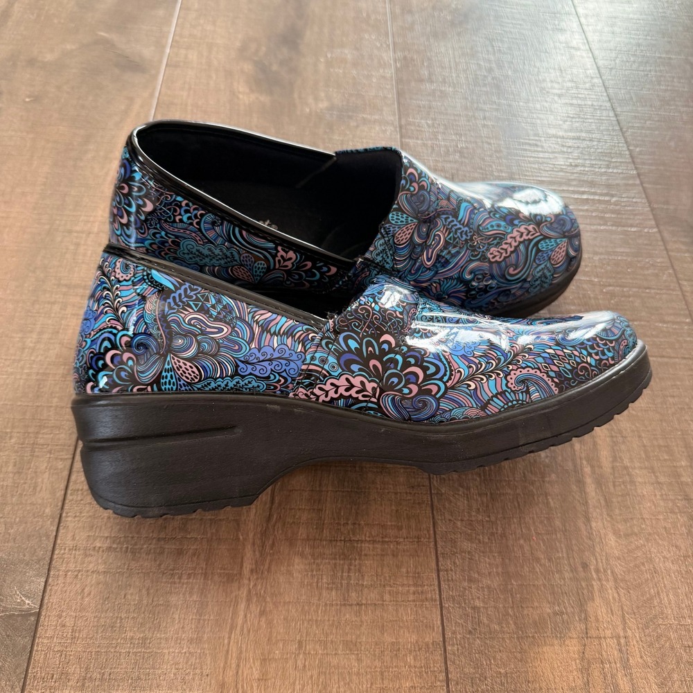 Easy Street Women's Clogs Size 11W Blue Pink Paisley Slip Resistant Shoes‎ Comfy